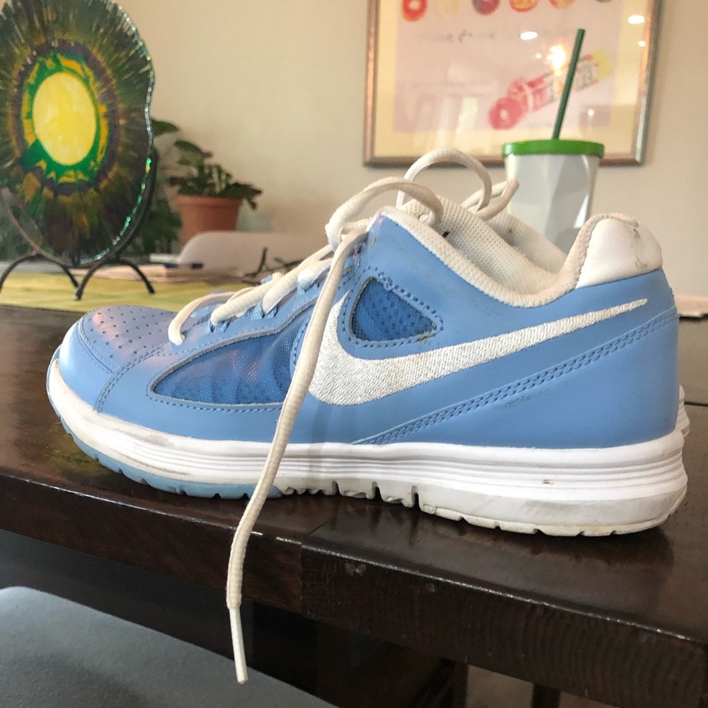 Ladies Nike Tennis Shoe size 6